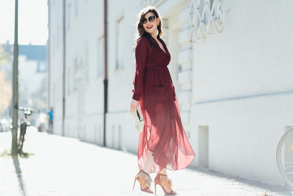 rotes-chiffon-herbst-kleid-outfit-inspiration