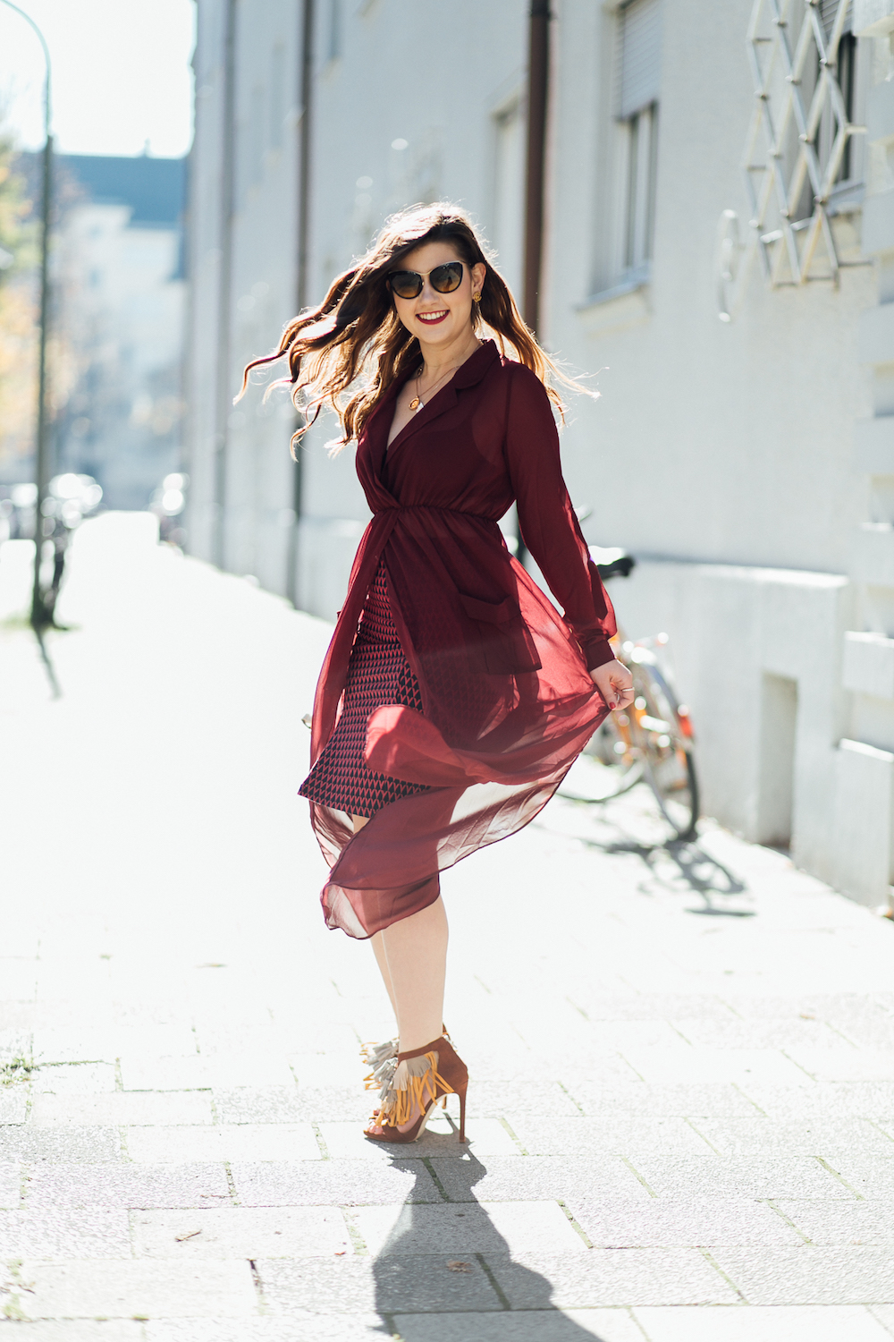 sara-bow-herbst-outfit-inspiration-rotes-flatter-kleid-chiffon