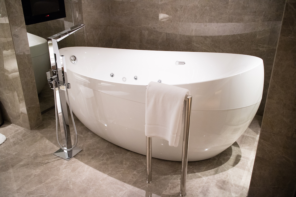 luxury-bath-tube-grand-hyatt-taipei-suite
