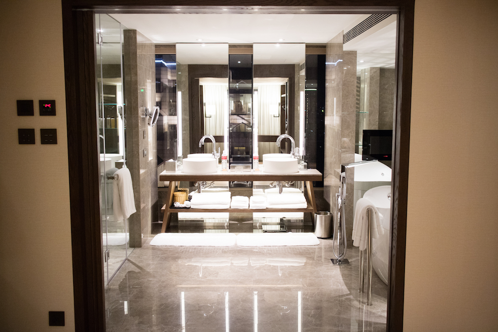 luxury-hotel-bathroom-grand-hyatt-taipei-guide-hotel-tour