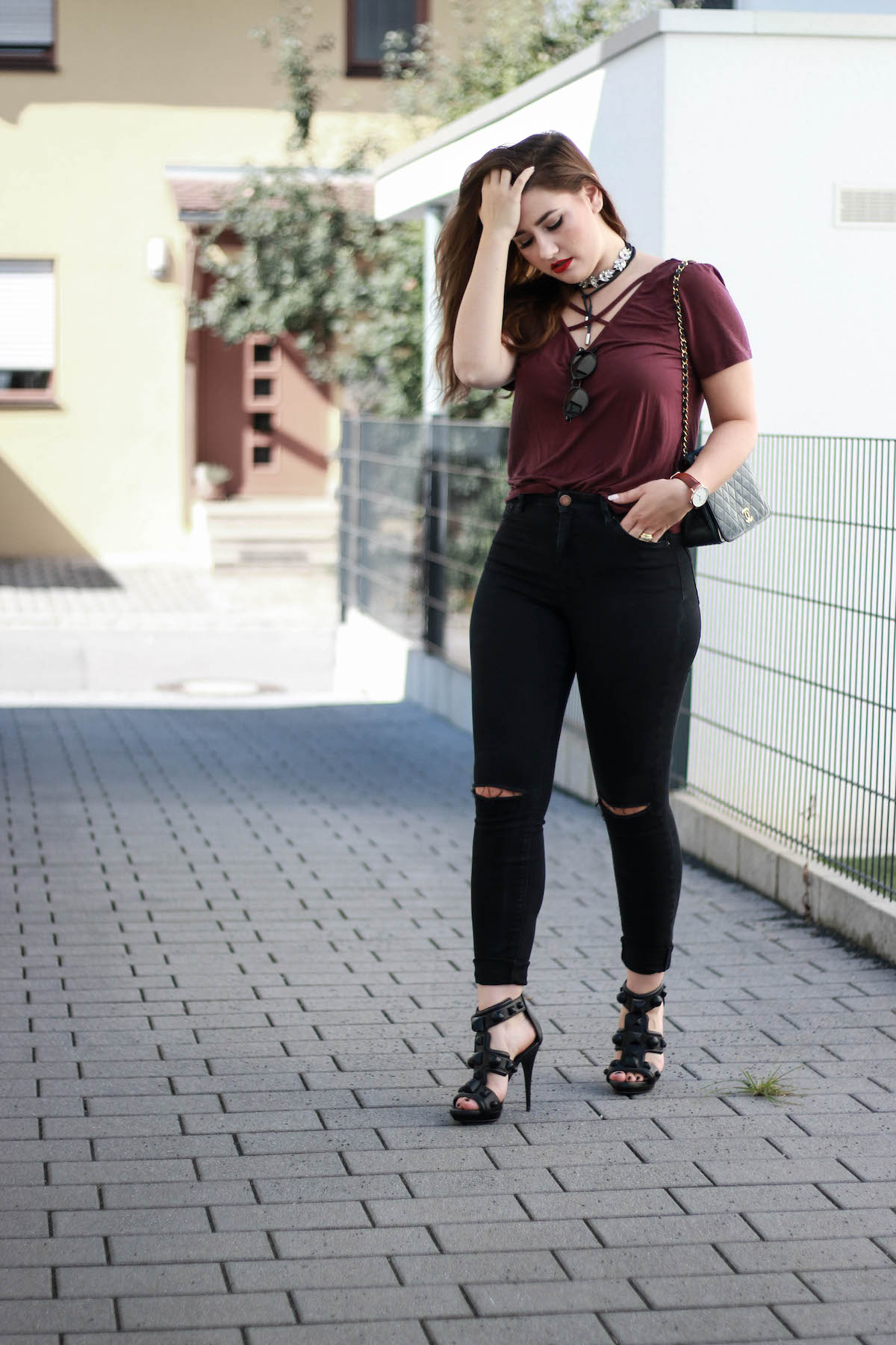 schwarze-jeans-outfit-burberry-high-heels-sara-bow