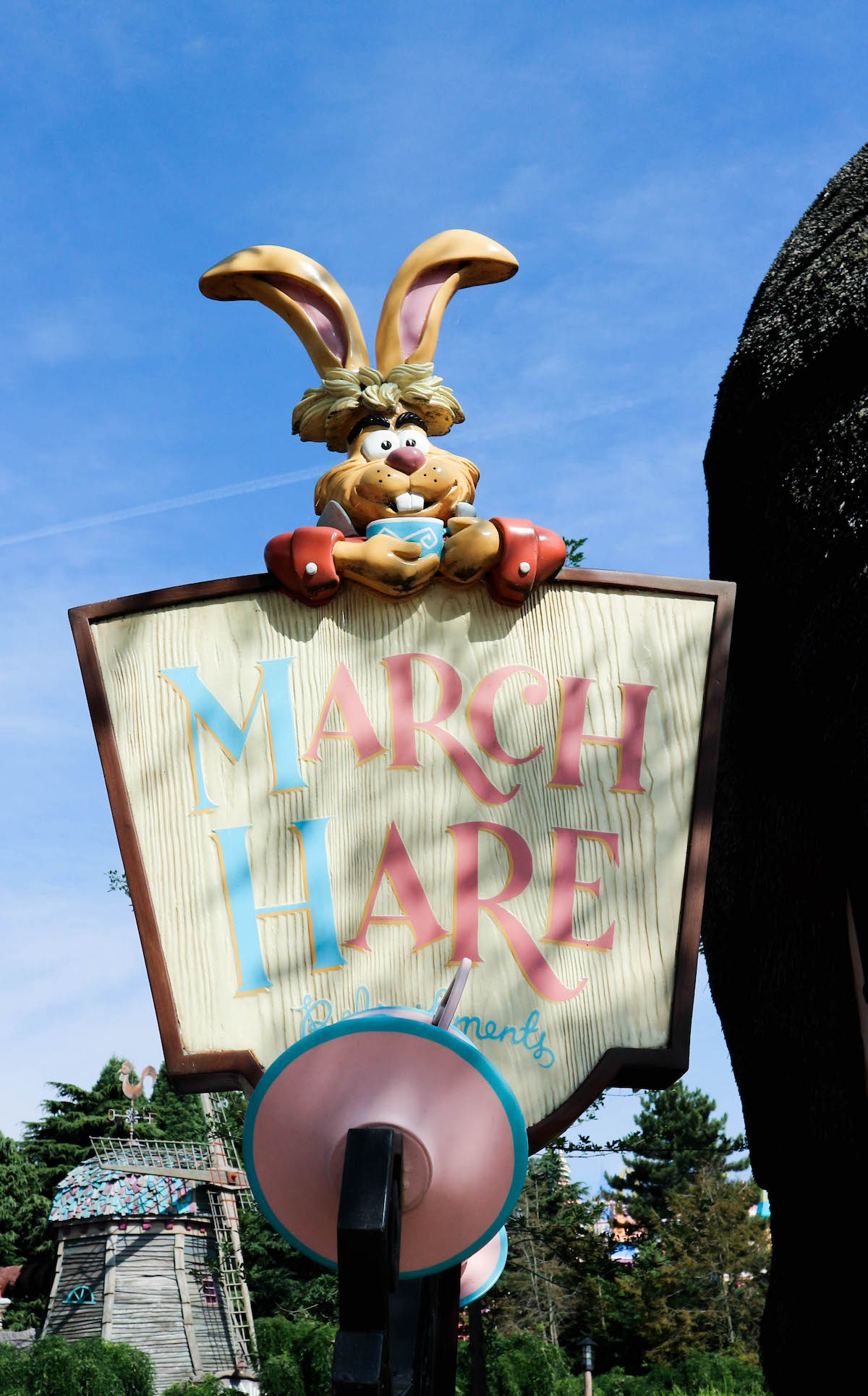 march-hare-maerz-hase-disneyland-paris