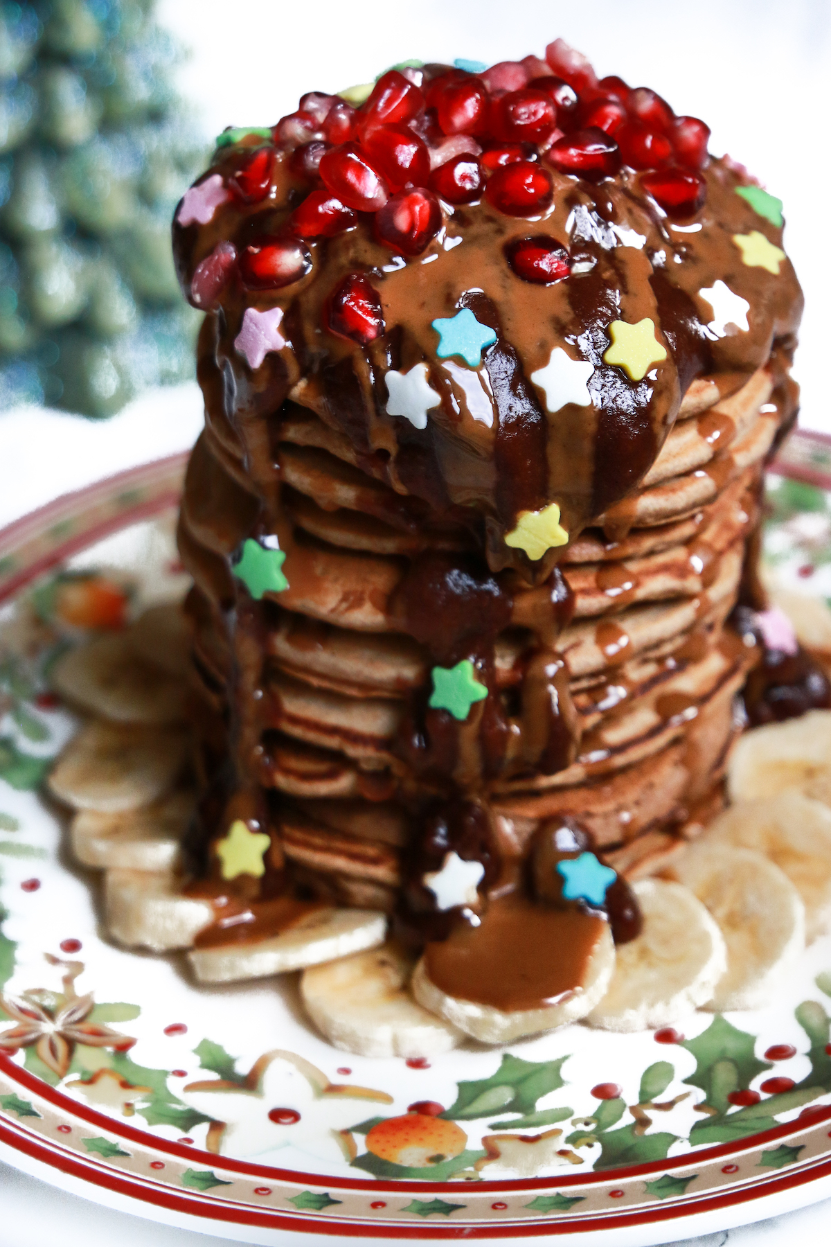 Lebkuchen Pancakes mit Haselnuss-Schokosauce und Früchten - Sara Bow