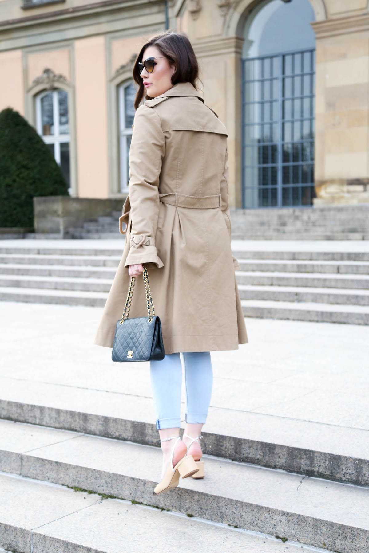 Outfit mit Trenchcoat | Sara Bow