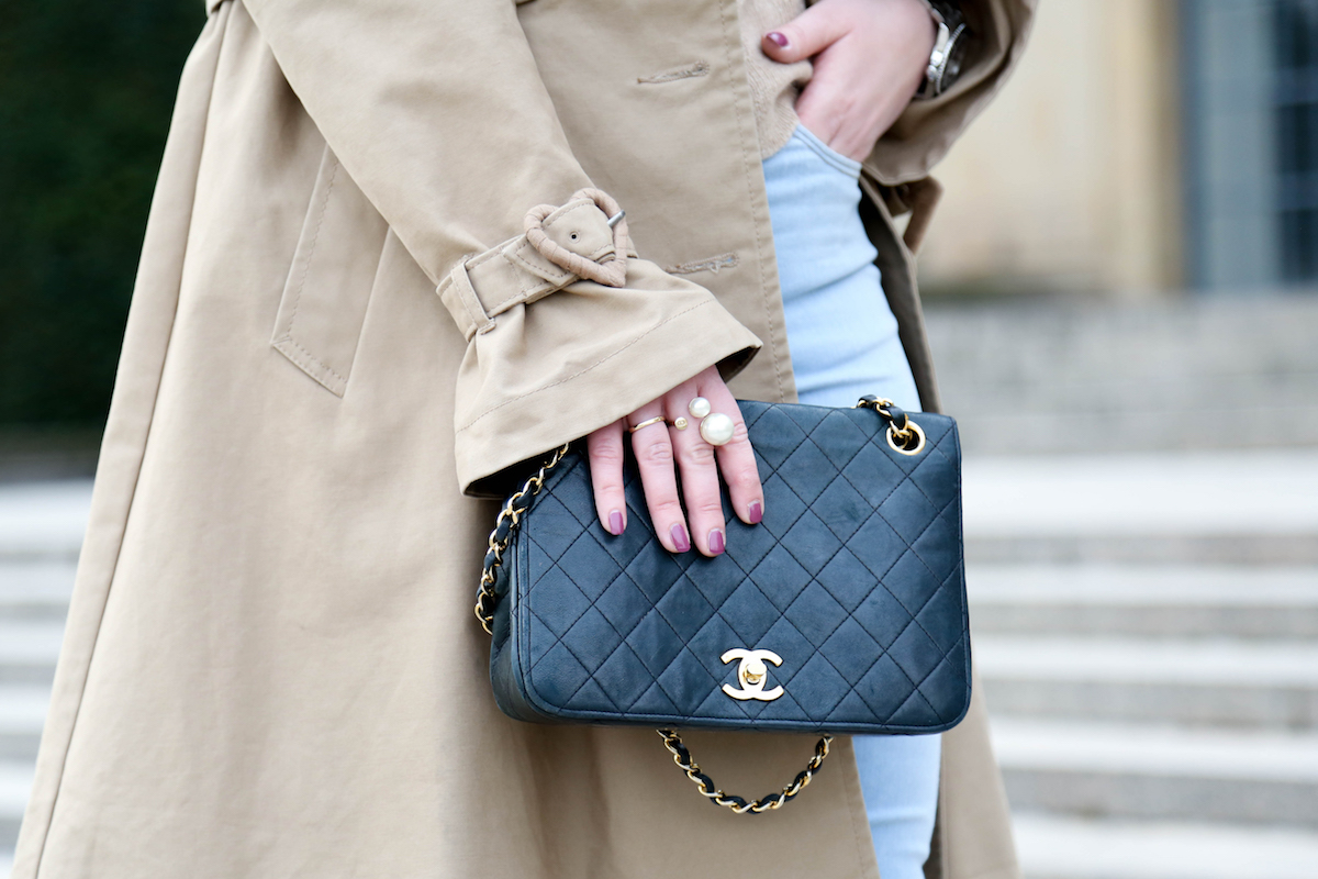 Chanel Tasche schwarz und Dior Perlenring