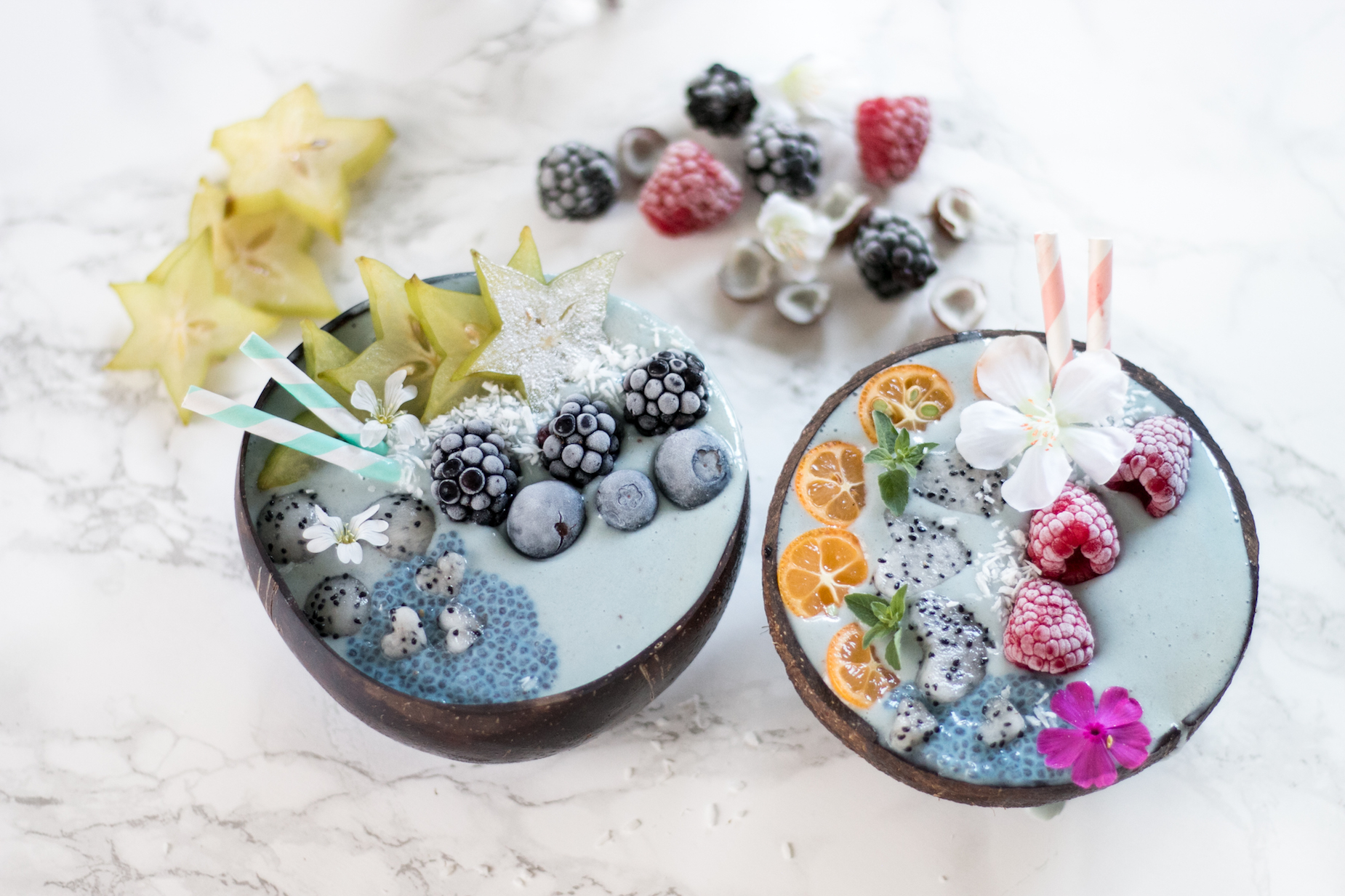 blaue Smoothie Bowl perfekt als Frühstück oder Dessert an heißen Sommertagen. Sieht nicht nur hübsch aus, sondern ist auch noch richtig gesund!