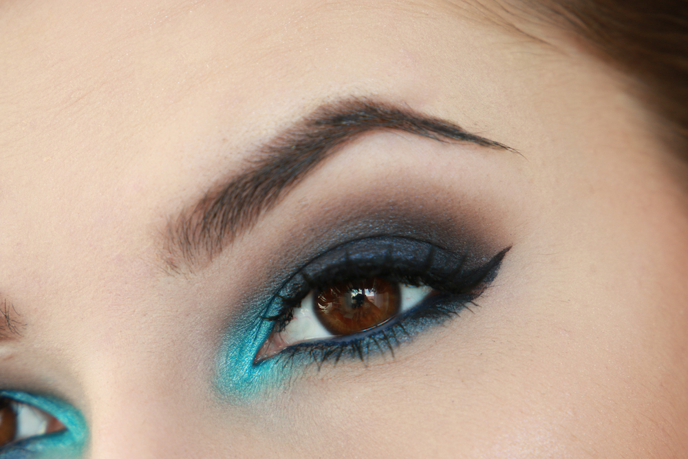 Schwarz Blau Smokey Eyes Look Schminken Sara Bow